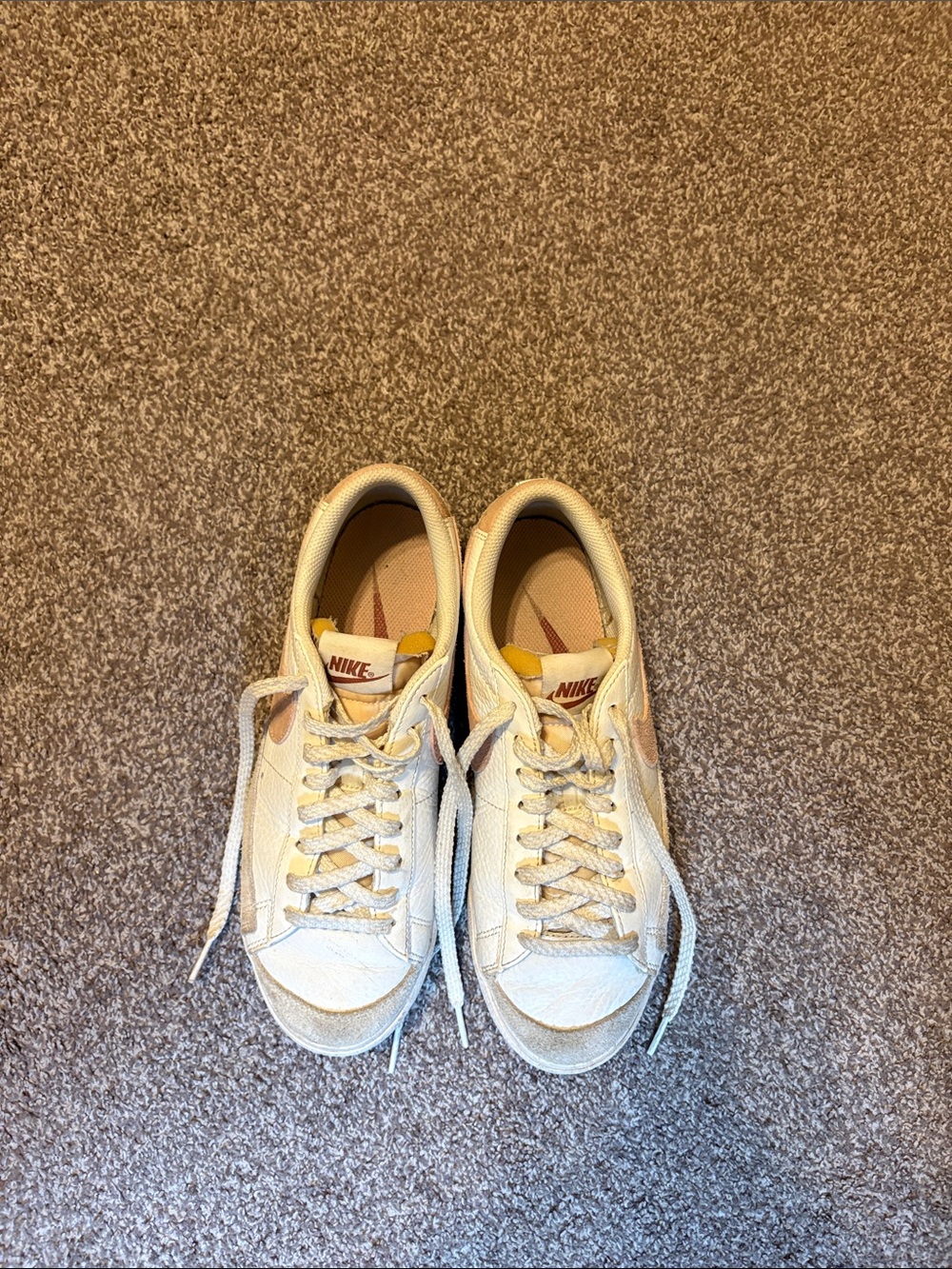 Nike Off-White / Light Beige Low-Top Sneakers